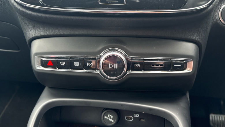 Volvo XC40 2.0 B4P Ultimate Dark 5dr Auto Petrol Estate